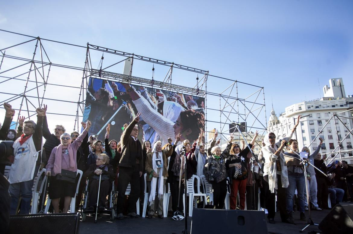 Multitudinaria marcha contra el FMI frente al Obelisco - Lectura del documento
