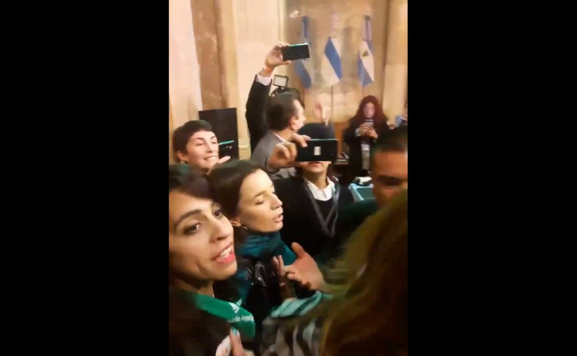 Escándalo en Senado con diputados a favor del aborto