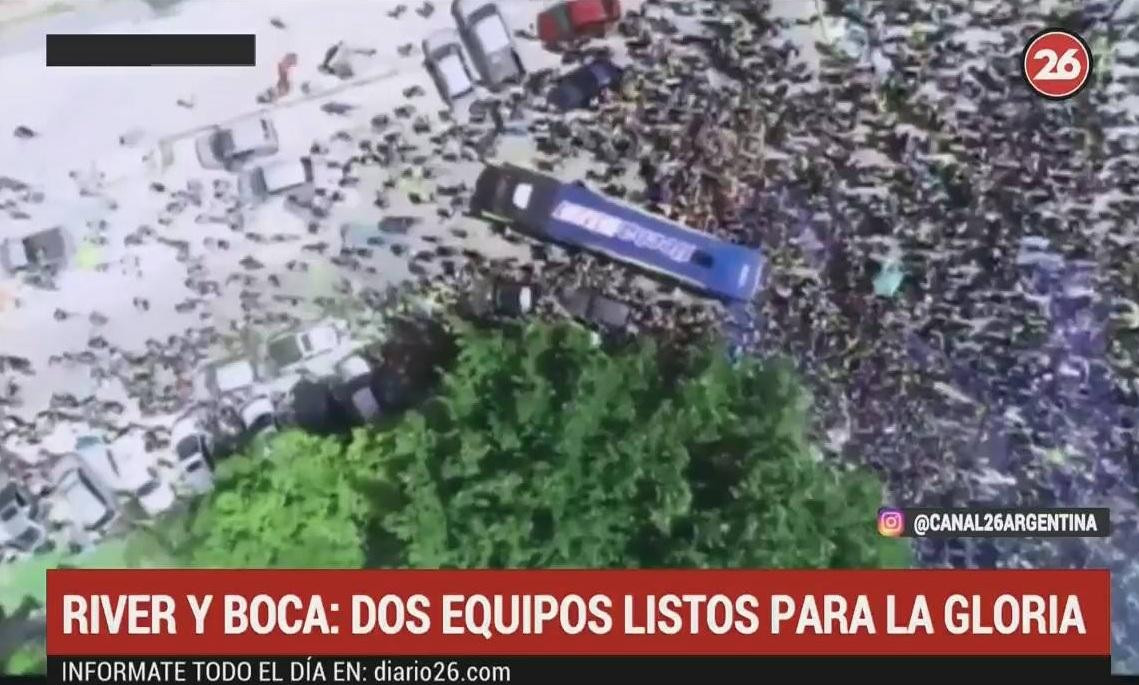 Salida del plantel de Boca hacia el Monumental (Canal 26)