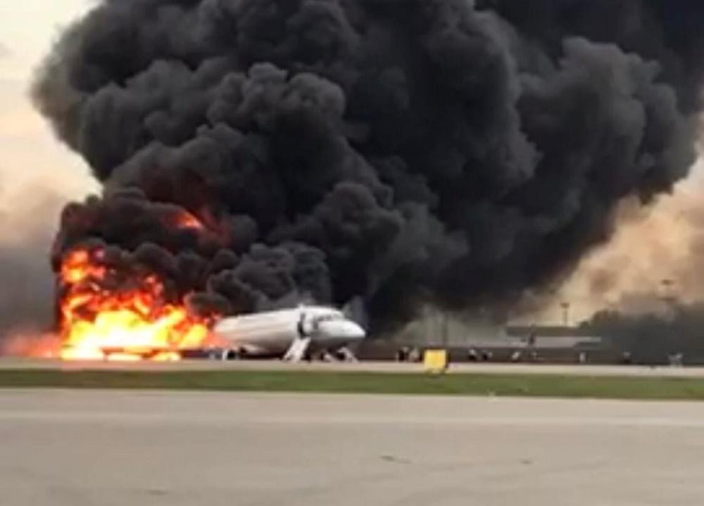 Tragedia aérea en Moscú: avión se incendia aterrizando, al menos 13 muertos, Reuters	