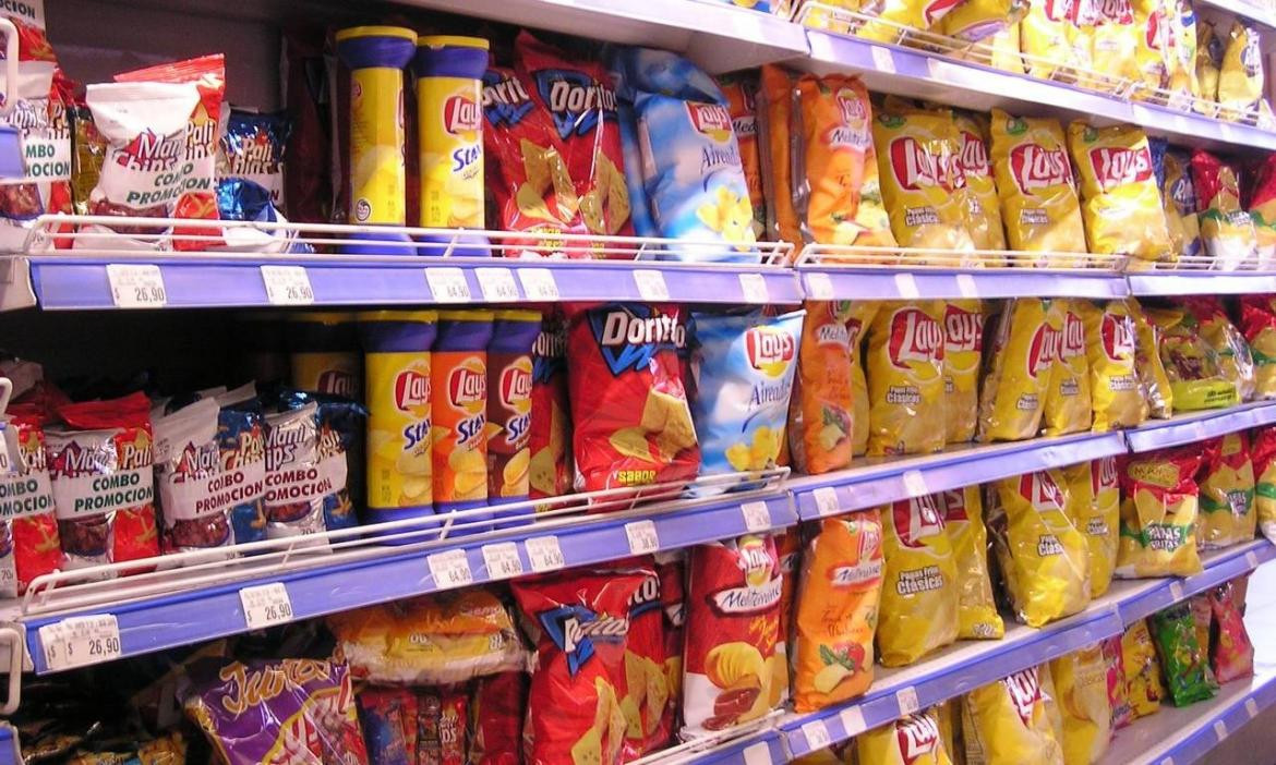 Papas fritas, snacks, supermercado, góndola