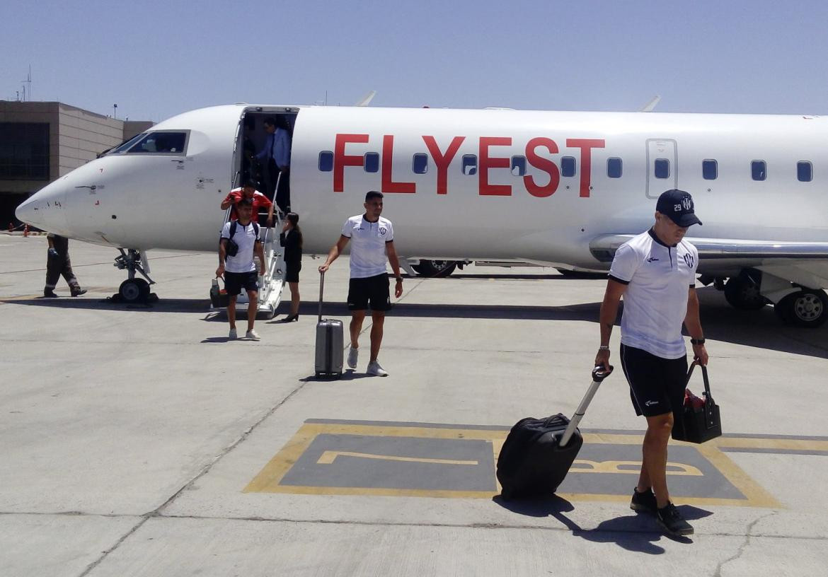 Llegada del plantel de Central Córdoba de Santiago del Estero a Mendoza para final de Copa Argentina, AGENCIA NA