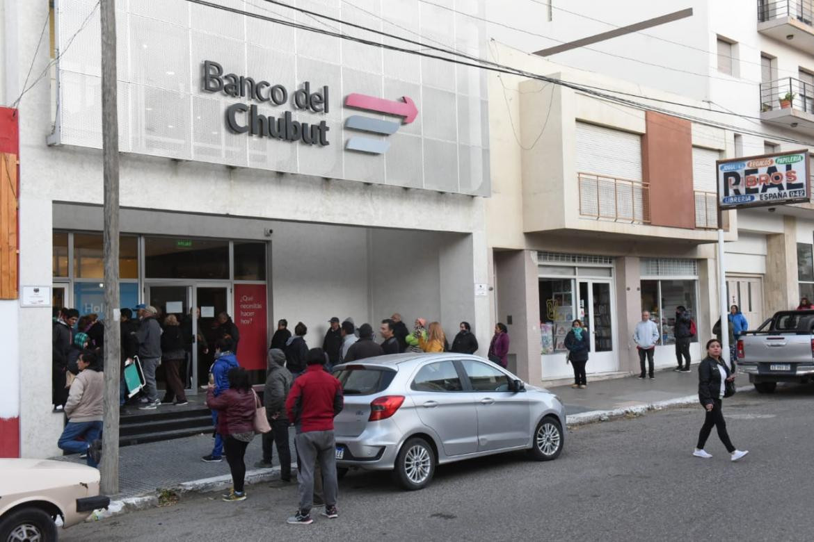 Colas en los bancos, cuarentena, cobra de jubilaciones