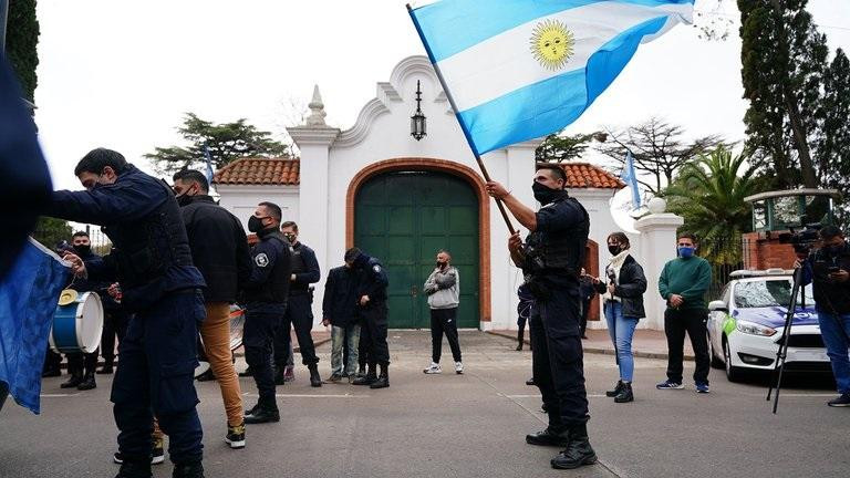 Protesta de la policía bonaerense frente a Quinta de Olivos