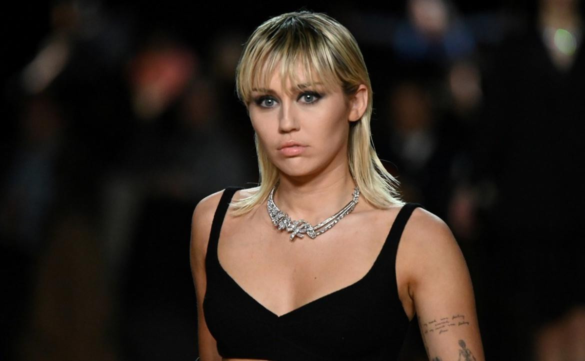El desnudo de Miley Cyrus dentro de un ataud