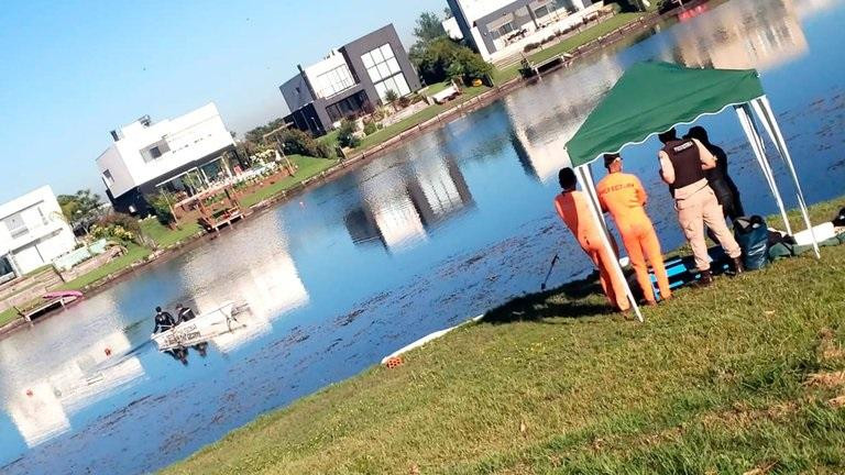 Buscan a joven que cayó a un lago en country de Escobar