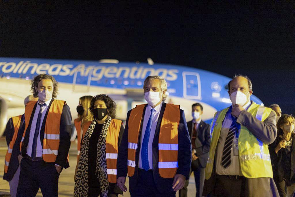 Alberto Fernández, Santiago Cafiero y Carla Vizzotti en Ezeiza, AGENCIA NA