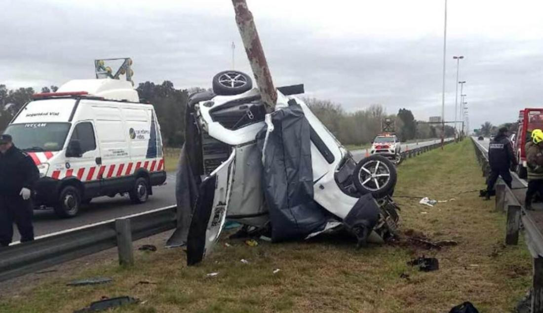 Tragedia en autopsita Buenos Aires-Cañuelas, cuatro muertos por violento choque y vuelco, NA	