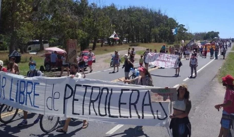 Protestas frente a la residencia oficial de Chapadmalal. Foto: 0223.com.ar