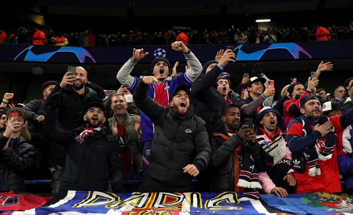Hinchas del PSG de Francia. Reuters