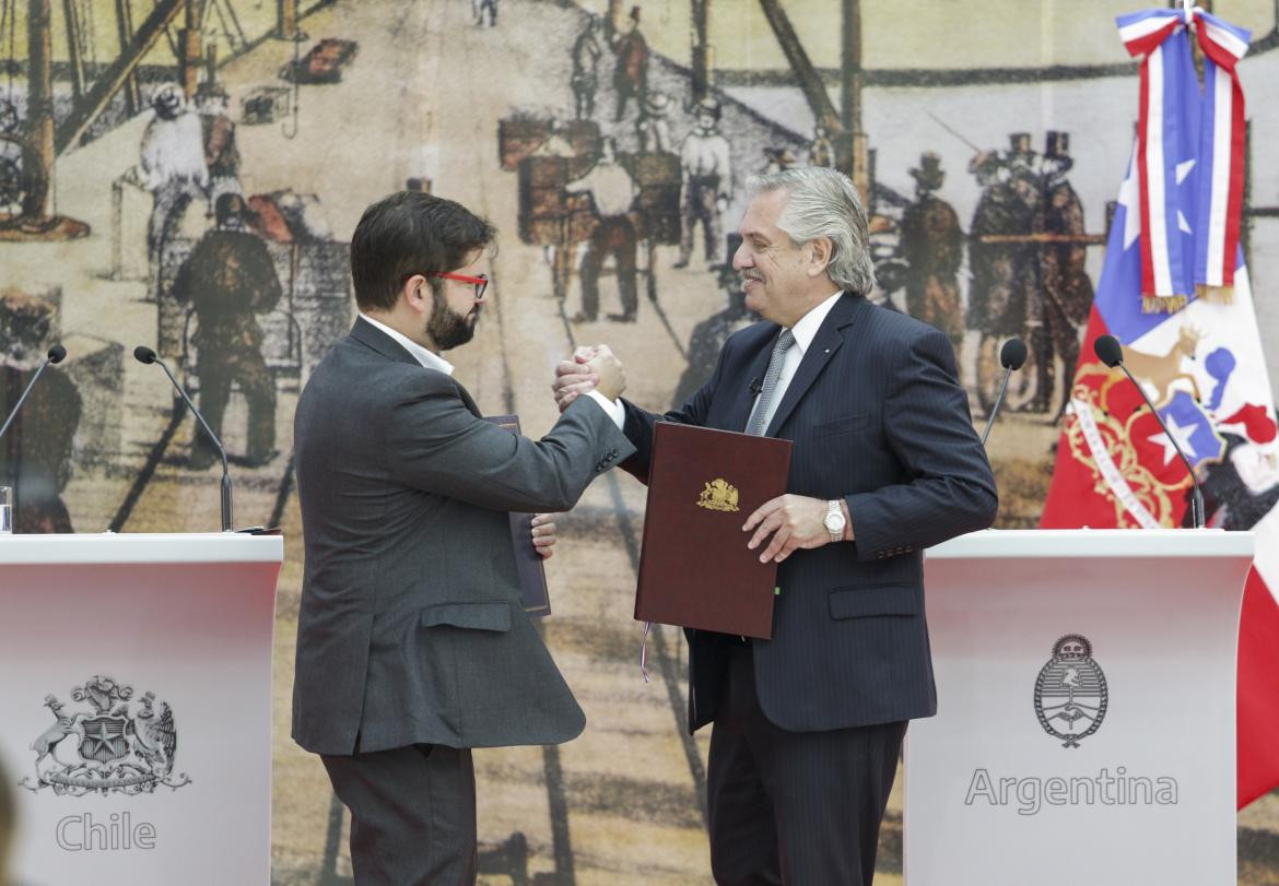 Los presidentes Alberto Fernández y Gabriel Boric, durante la conferencia de prensa que ofrecieron en el Museo del Bicentenario. Foto NA