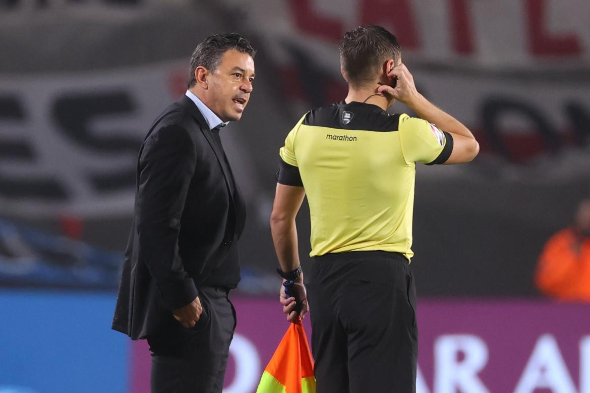 Marcelo Gallardo con el árbitro ante Vélez por Copa Libertadores. Foto: EFE.