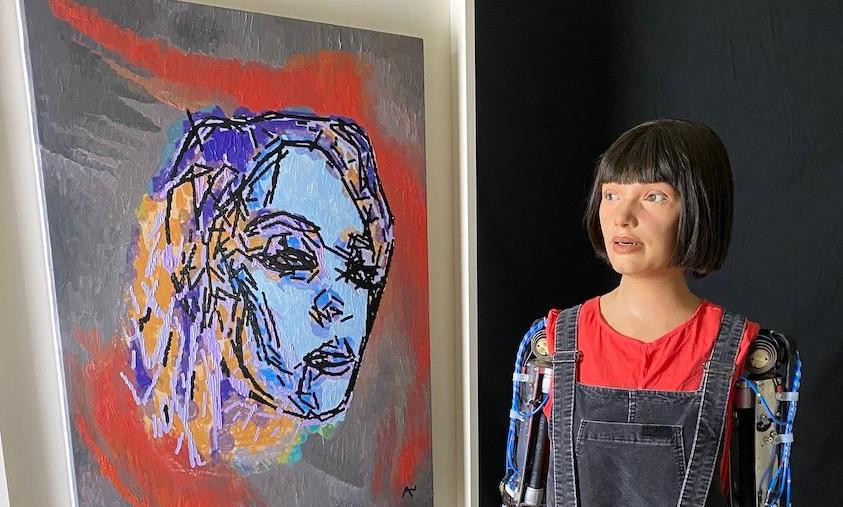 Ai-Da con una de sus obras. Foto:ai-darobot.com