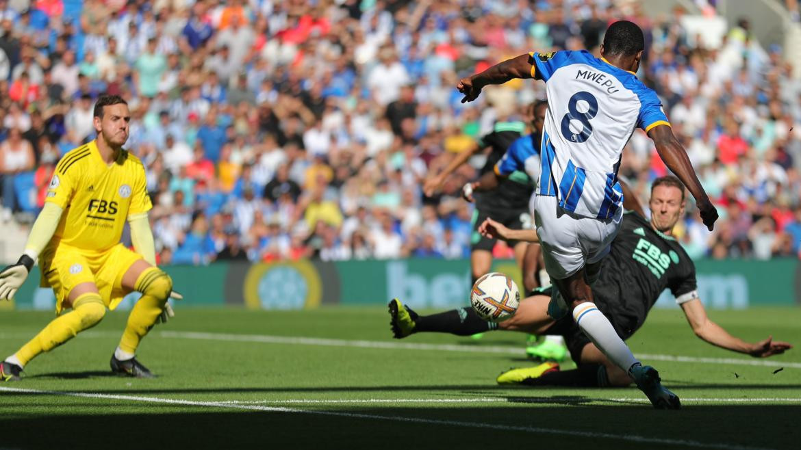 Enock Mwepu en uno de sus últimos partidos con el Brighton. Foto: Twitter @EnockMwepu45.