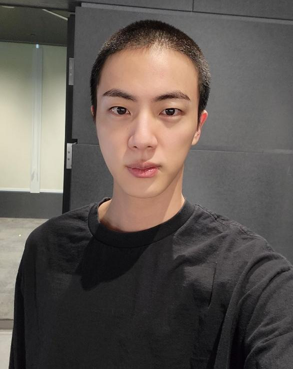 Jin con el nuevo corte. Foto: Twitter/setiogi