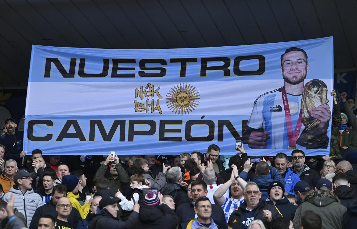 Homenaje del Brighton para Alexis Mac Allister. Foto: REUTERS.