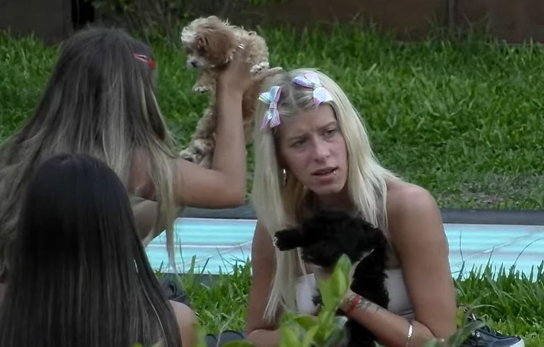 Camila y Julieta con los cachorros. Foto: Captura.