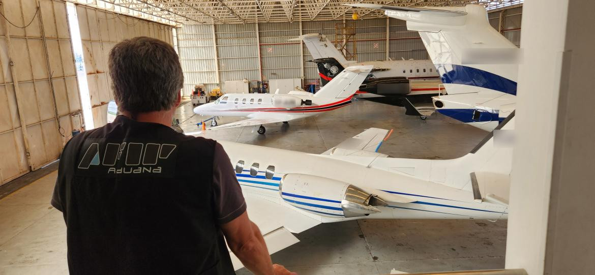 Allanamientos por sobrefacturación en aviones. Foto: Aduana.