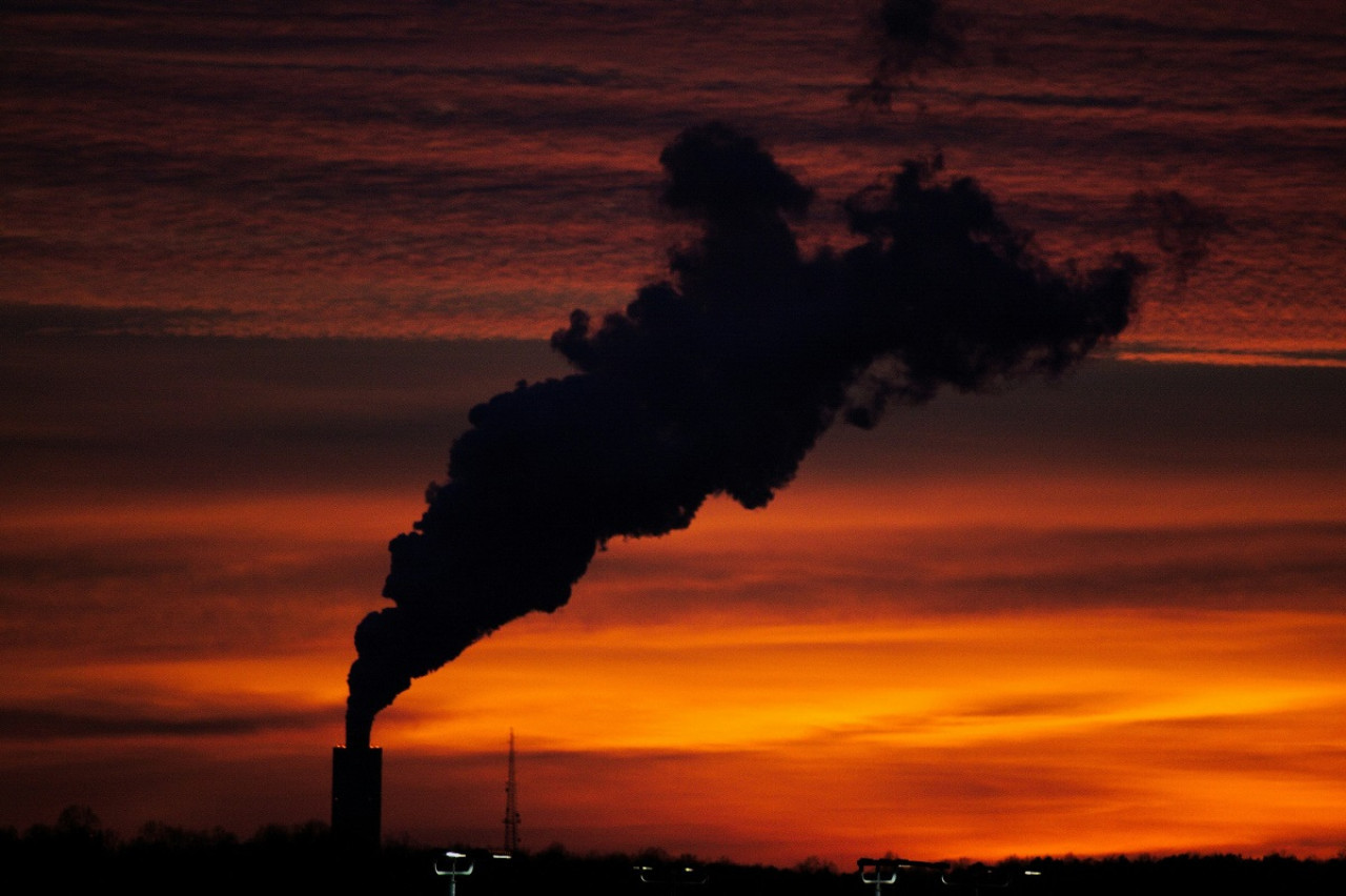 El humo es otra de las causas de muerte en el trabajo. Foto: Unsplash.