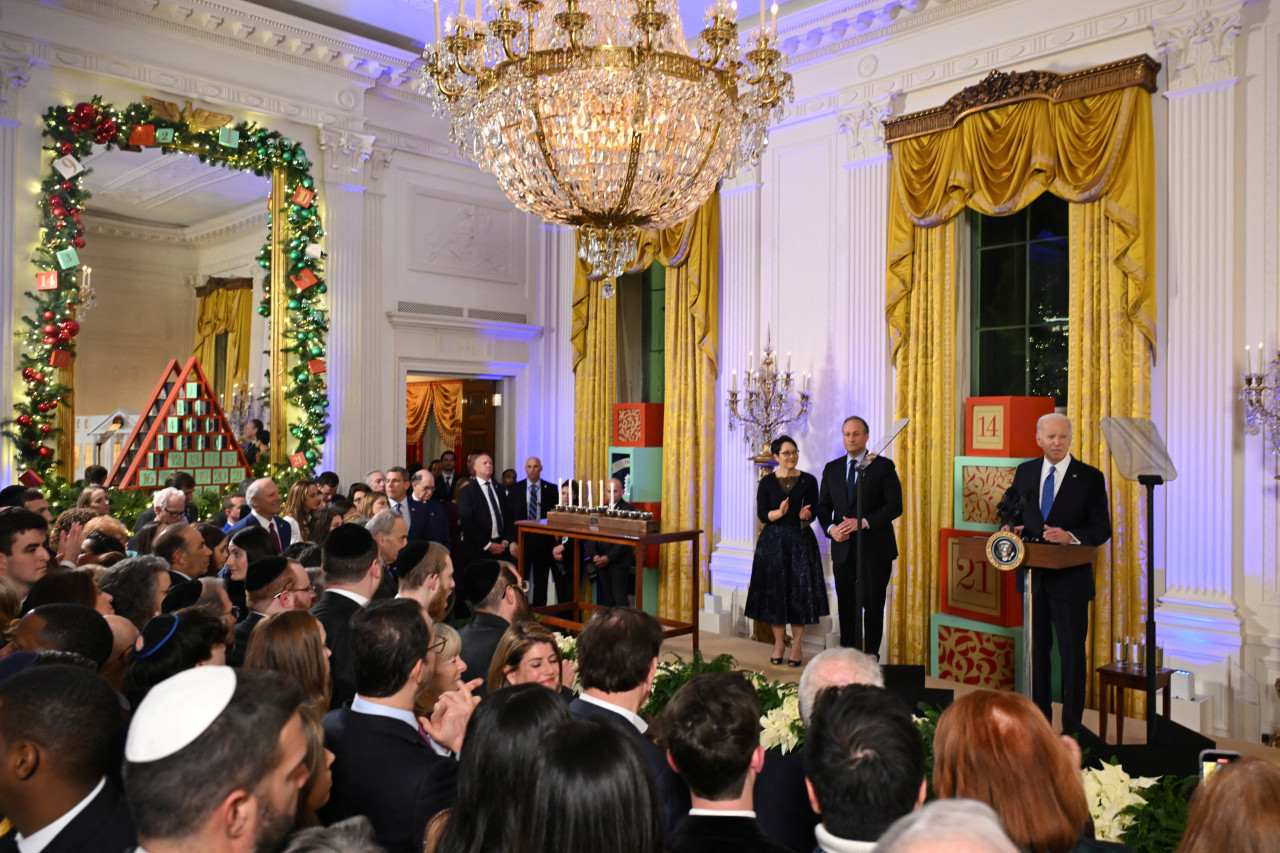 Joe Biden en Jánuca en la Casa Blanca. Foto: Reuters.