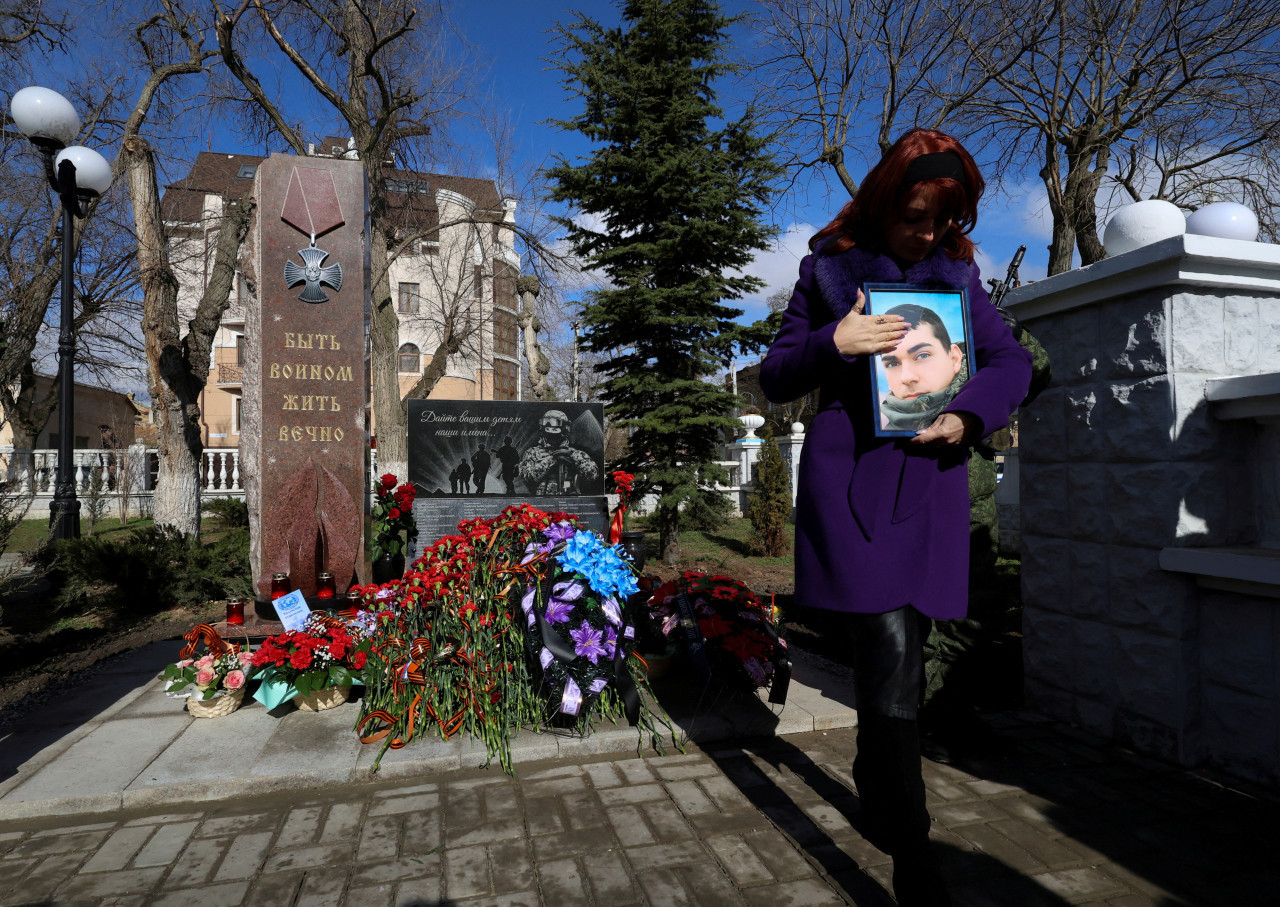 Monumento a los miembros del servicio ruso asesinados durante el conflicto Rusia-Ucrania, en Yevpatoriya, Crimea. Reuters