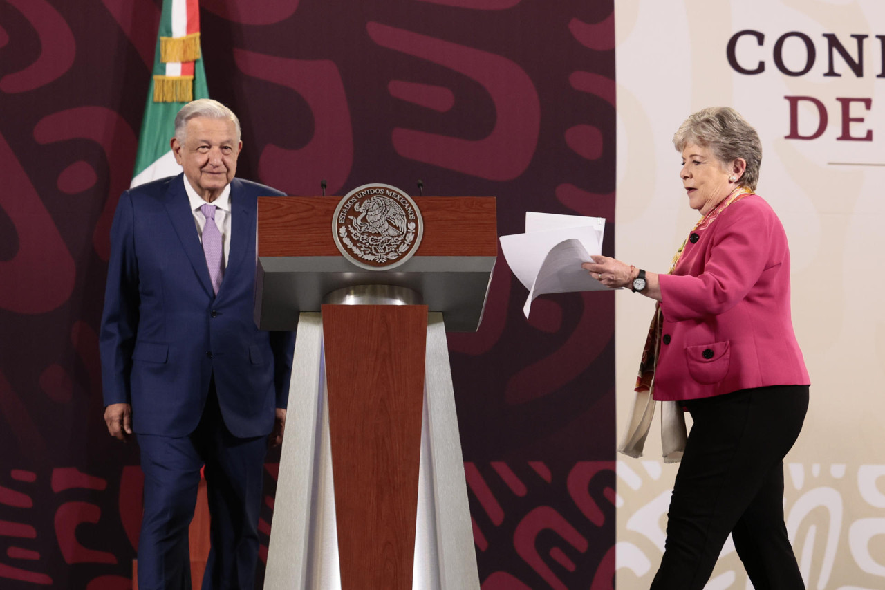 Alicia Bárcena y López Obrador protagonizar la solicitud. Foto: EFE