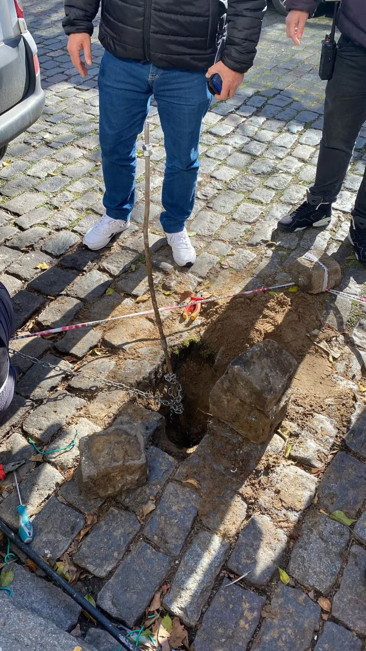 Descubren un túnel de casi 3 metros hecho para robar un banco en San Isidro.  (Fotos: PBA)