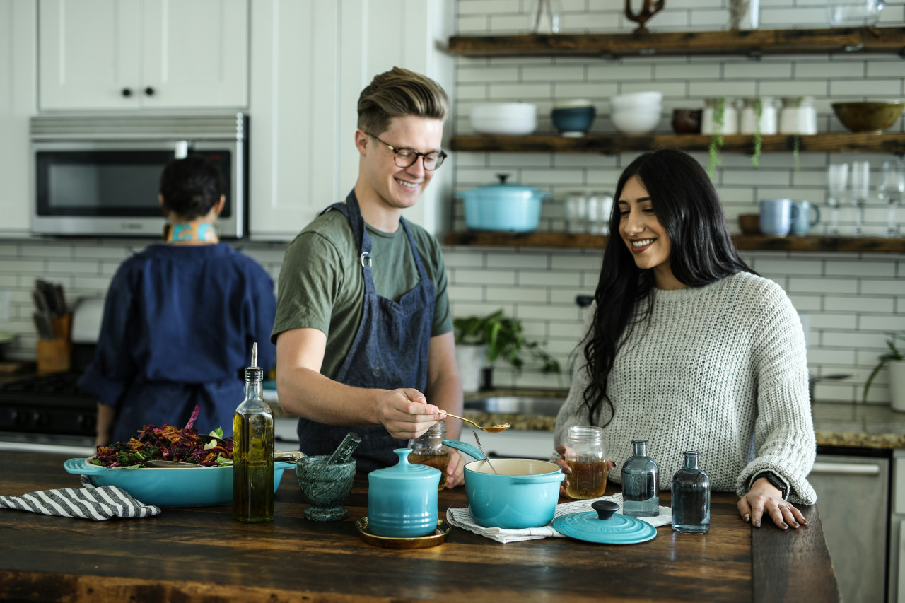 Cocina, pareja, comida. Foto: Unsplash.
