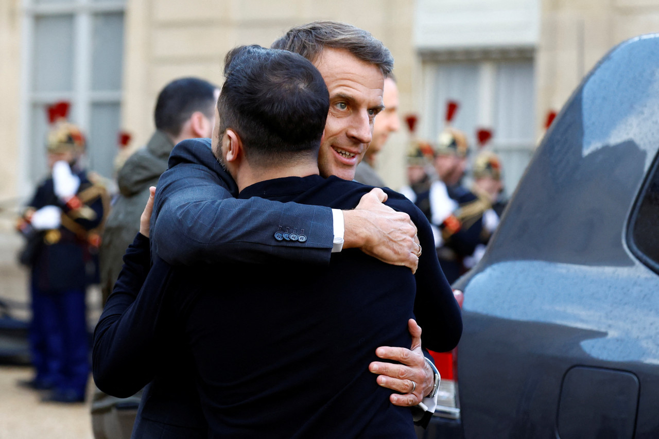 Volodimir Zelenski y Emmanuel Macron en Francia. Foto: REUTERS.