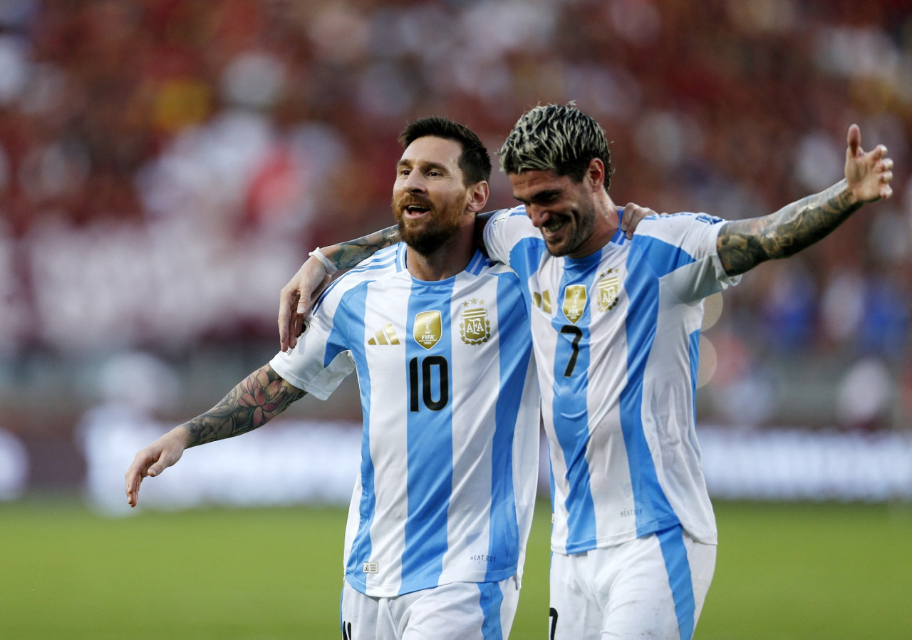 Lionel Messi y Rodrigo De Paul; Argentina vs Venezuela. Foto: Reuters