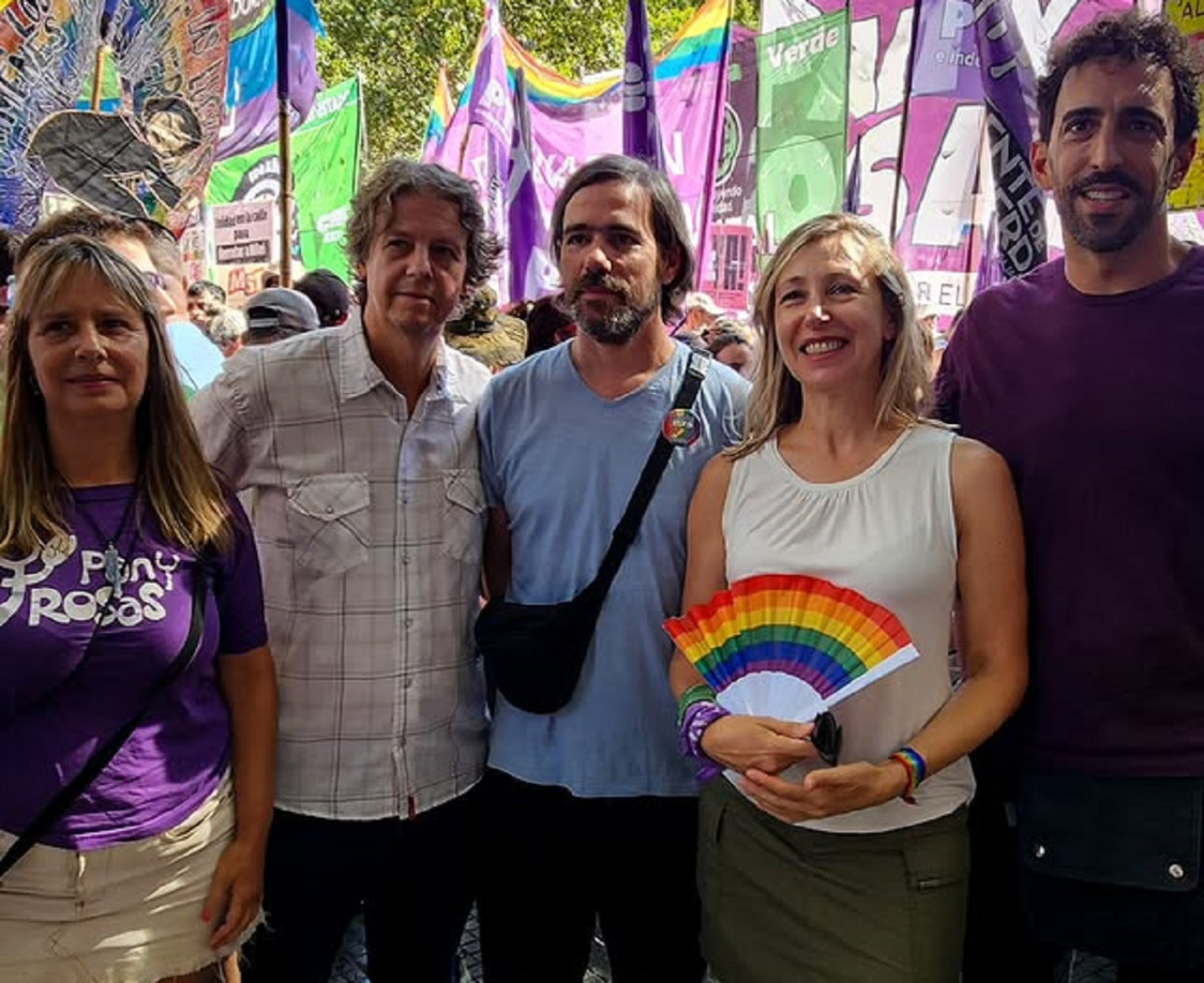 Dirigentes de la izquierda en la marcha LGBTIQ+. Foto: Instagram @myriambregman