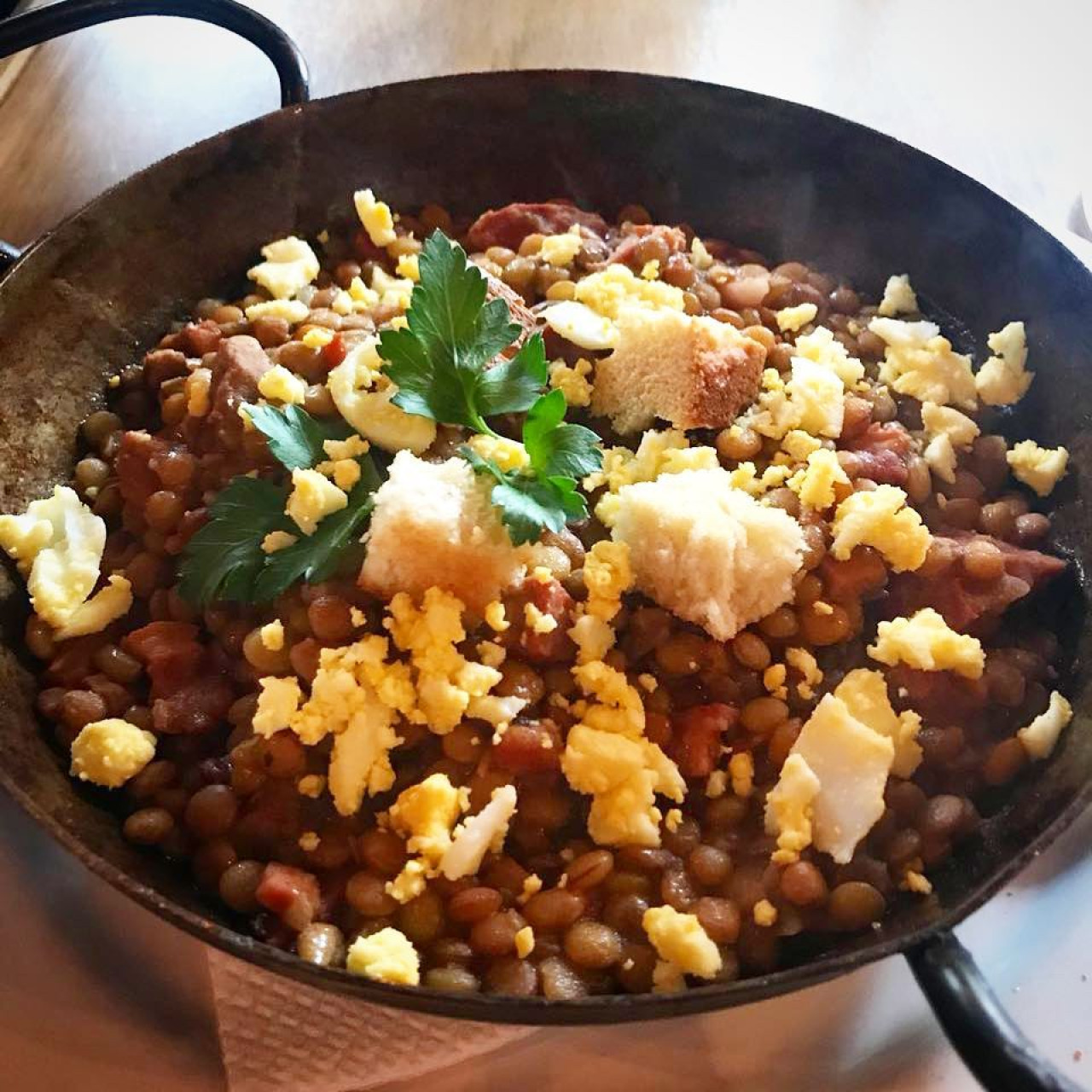 Guiso de Lentejas del bodegón. Foto: Instagram @elbodegondelaplaza