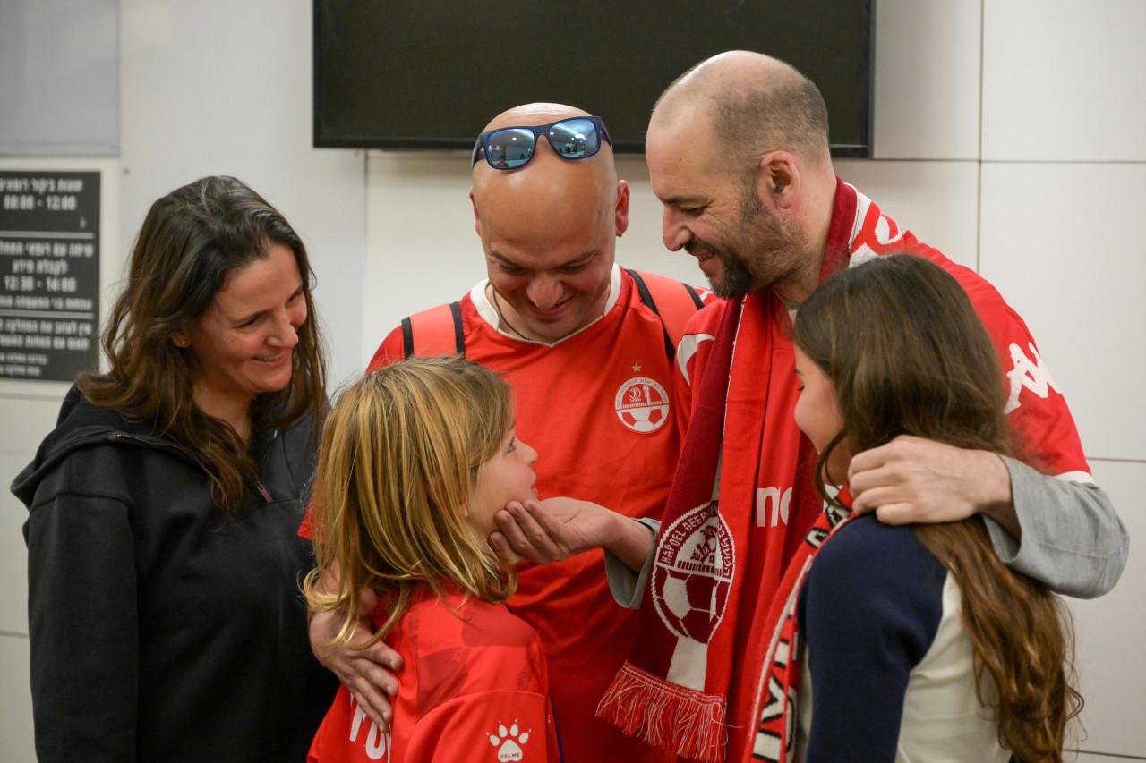 El reencuentro de Iarn Horn con su familia tras ser liberado por Hamás. Foto: X IsraeliPM.