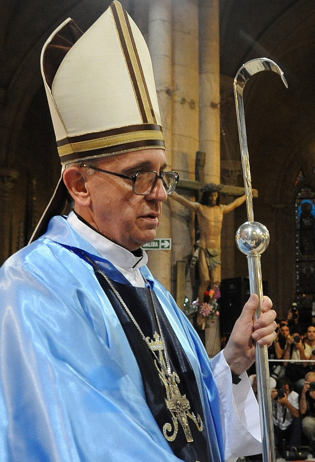 El entonces cardenal Bergoglio en la basílica de Nuestra Señora de Luján, en 2008. Foto: Wikipedia
