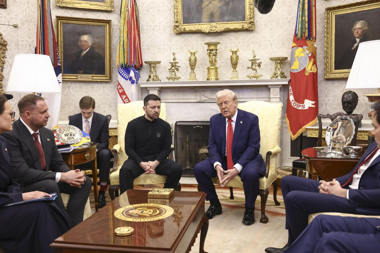 Pelea entre Donald Trump y Volodimir Zelenski. Foto: EFE/Jim Lo Scalzo