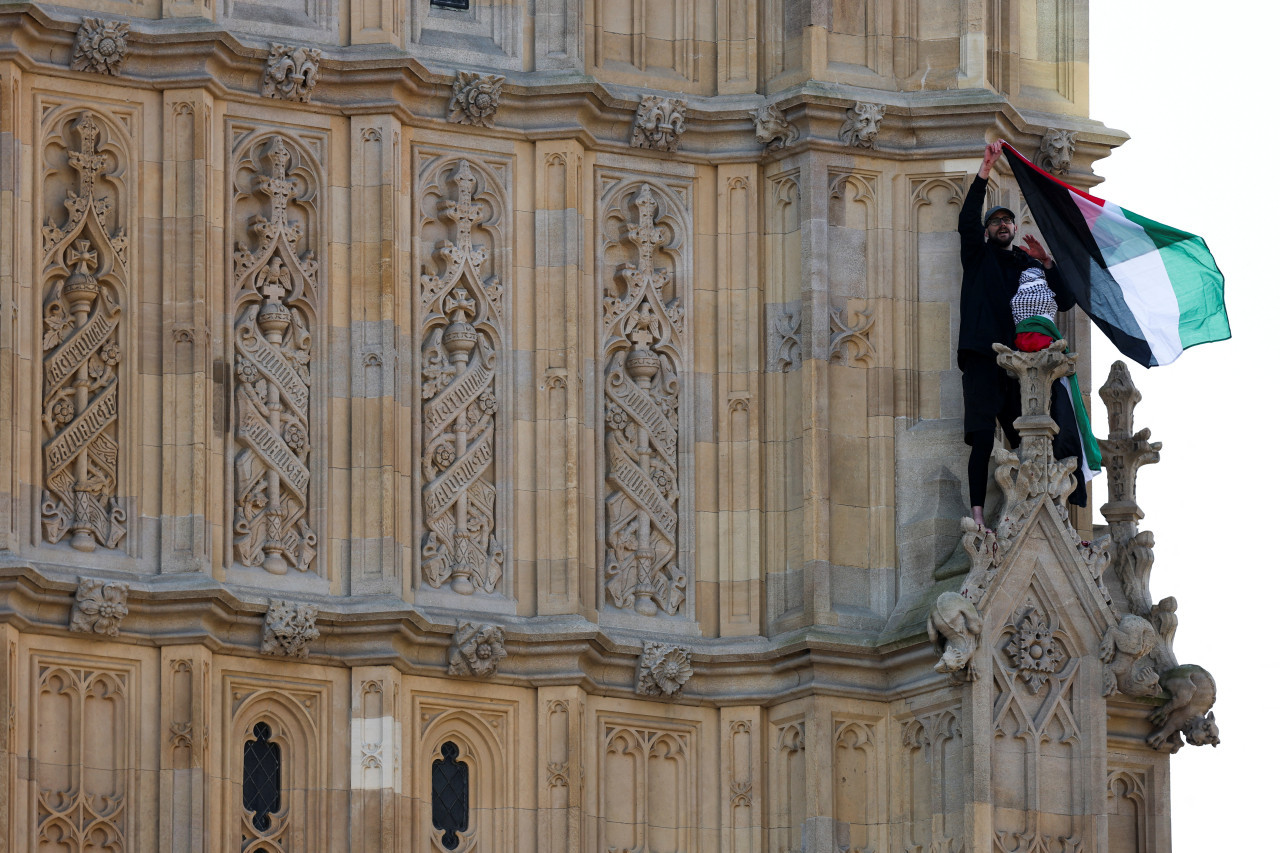 Hombre se subió al Big Ben con una bandera de Palestina. Foto: REUTERS/ Hannah McKay.