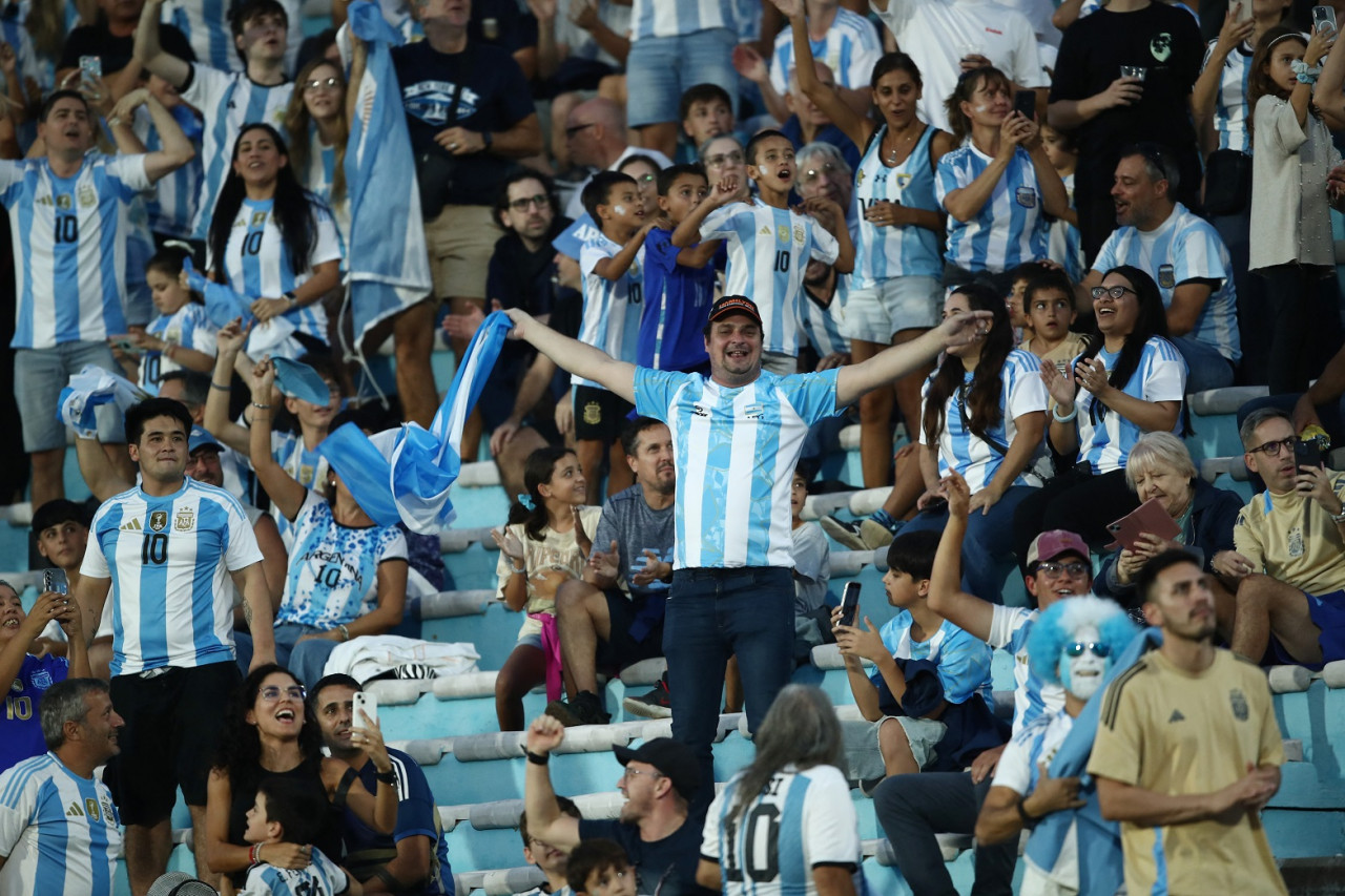 El color de los hinchas argentinos en Uruguay. Foto: Reuters/Andres Cuenca