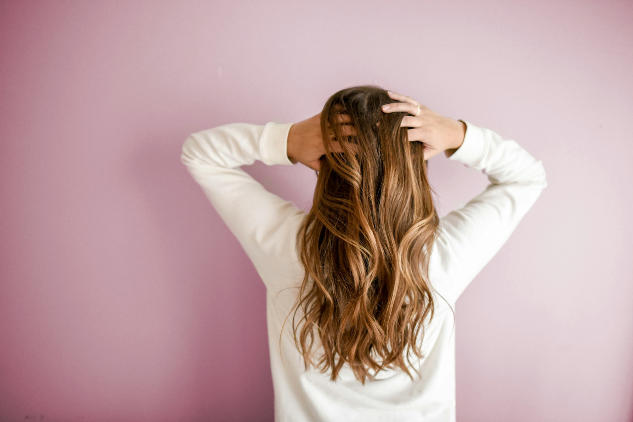 Cabello, peinado, estilismo. Foto: Unsplash.