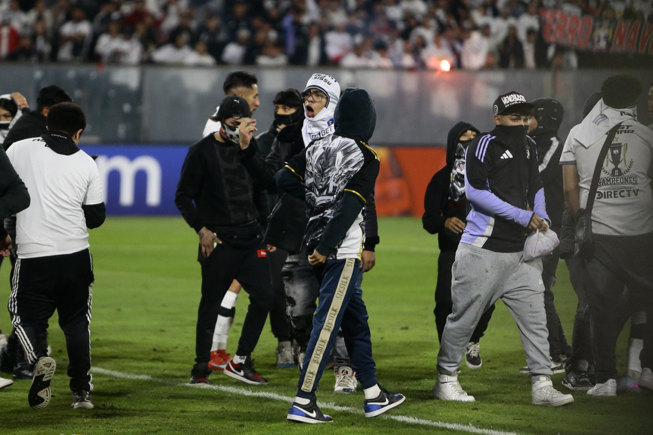 Los hinchas de Colo Colo invadieron la cancha. Foto: EFE/Osvaldo Villarroel