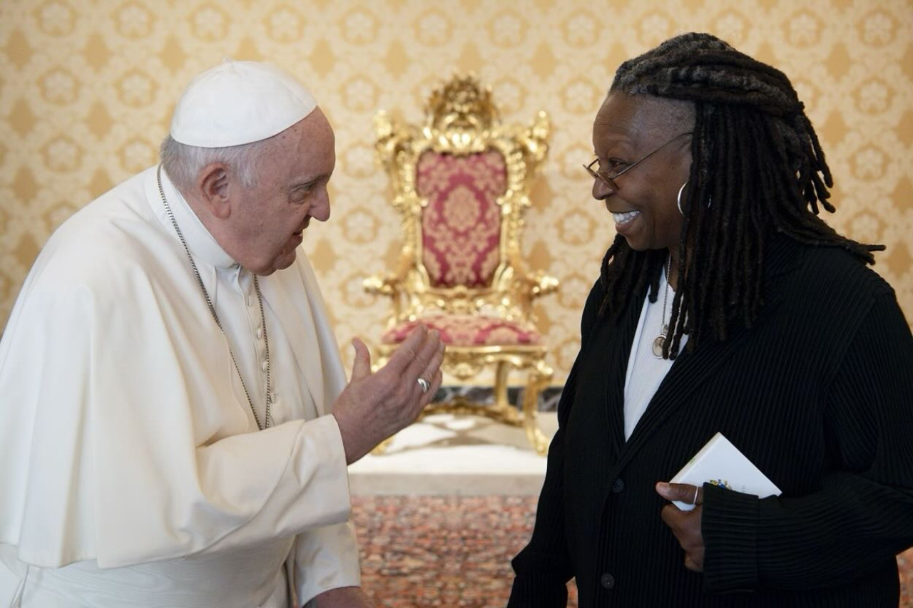 La actriz y comediante estadounidense, Whoopi Goldberg junto al papa Francisco. Foto: Instagram/@whoopigoldberg.