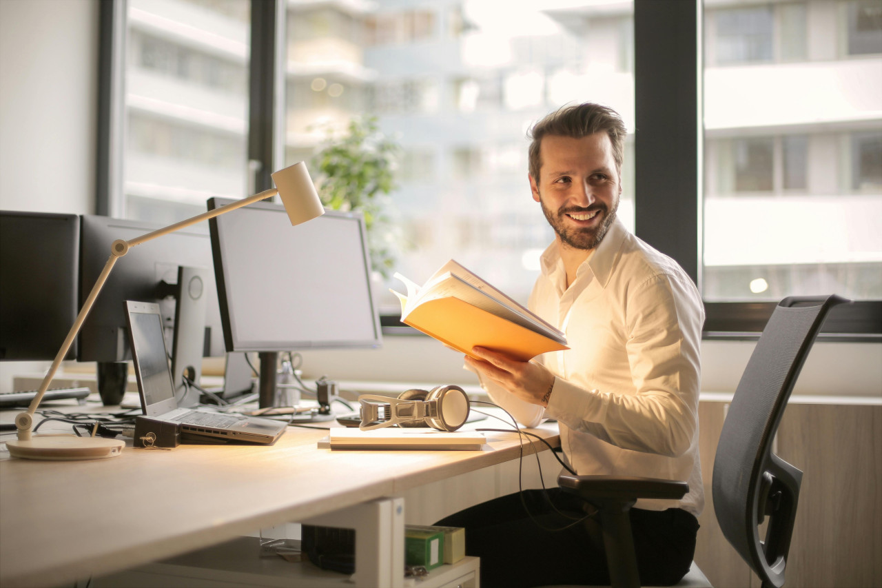 Negocios, trato, negociaciones, discusiones, trabajo. Foto: Pexels.
