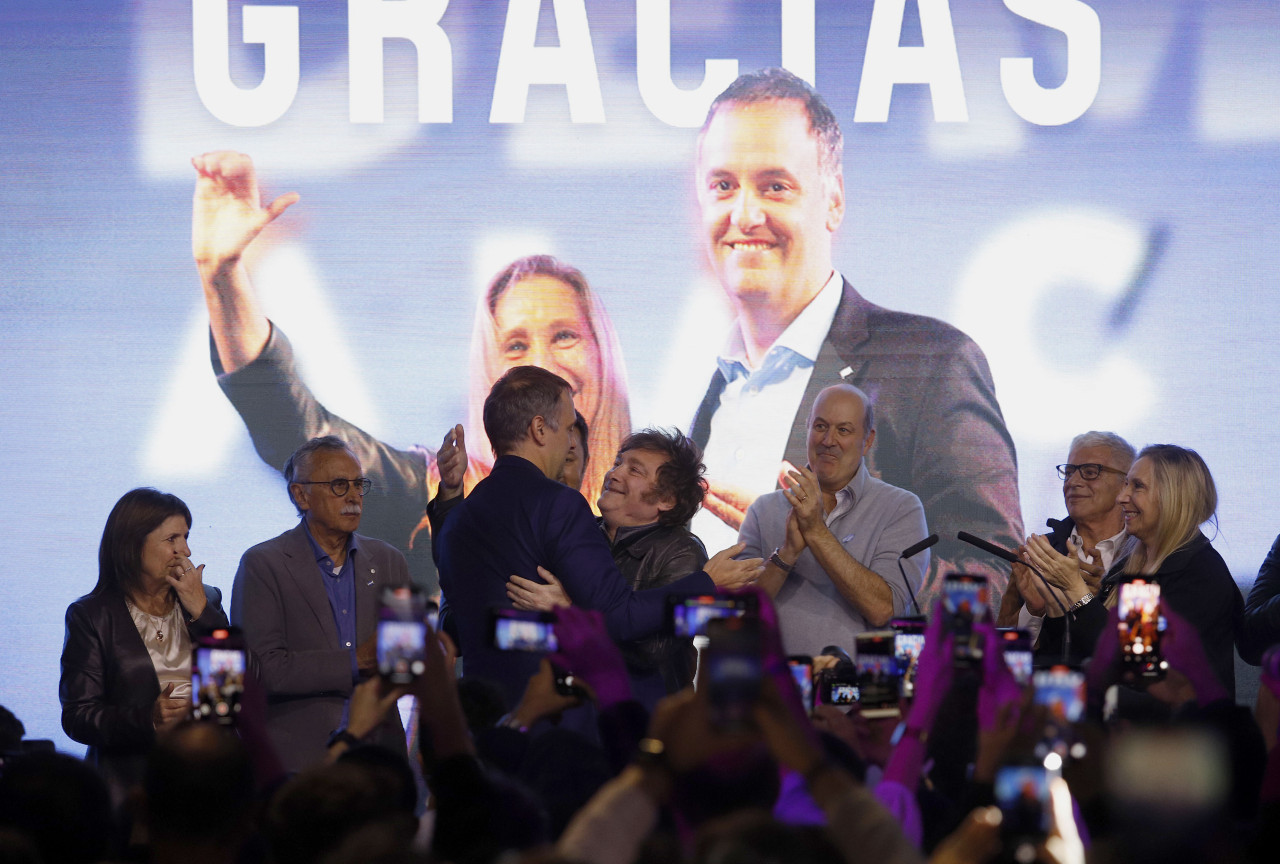 Manuel Adorni junto a Javier Milei en el búnker de LLA. Foto: NA/Damián Dopacio