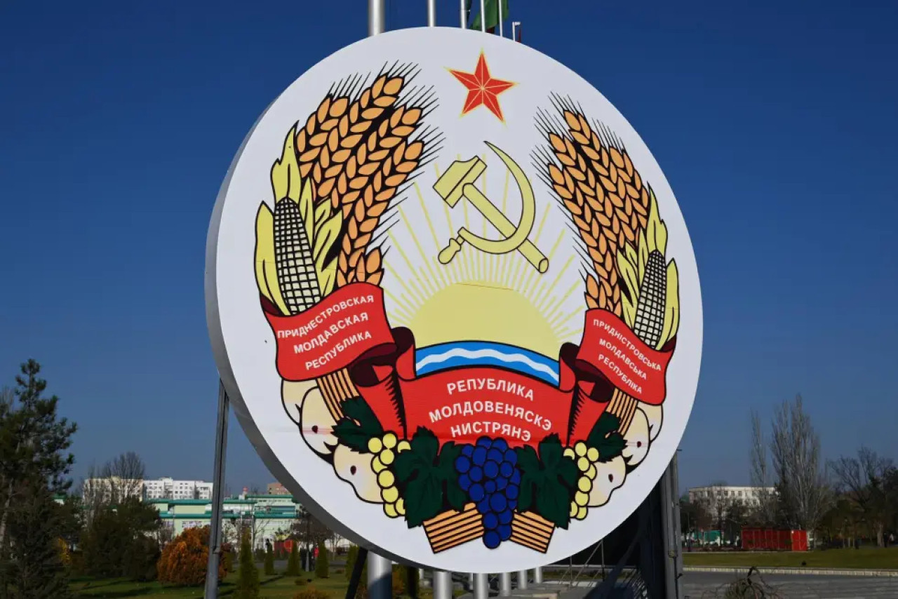 El escudo de Transnistria (Moldavia) en Tiráspol. Foto: EFE/Ignacio Ortega
