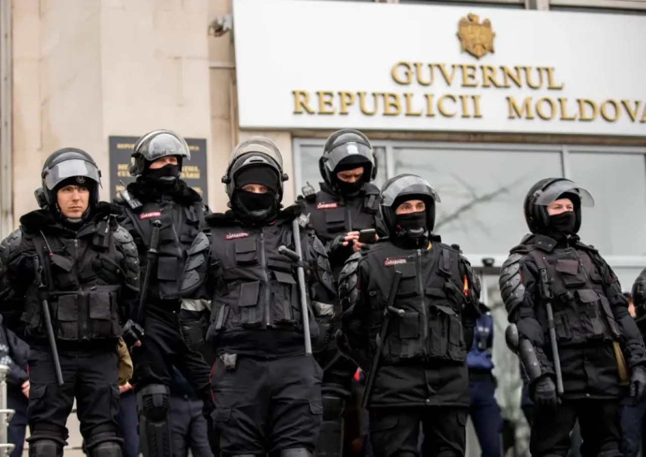 Agentes de la policía antidisturbios en Chisinau, Moldavia. Foto:EFE/Dumitru Doru