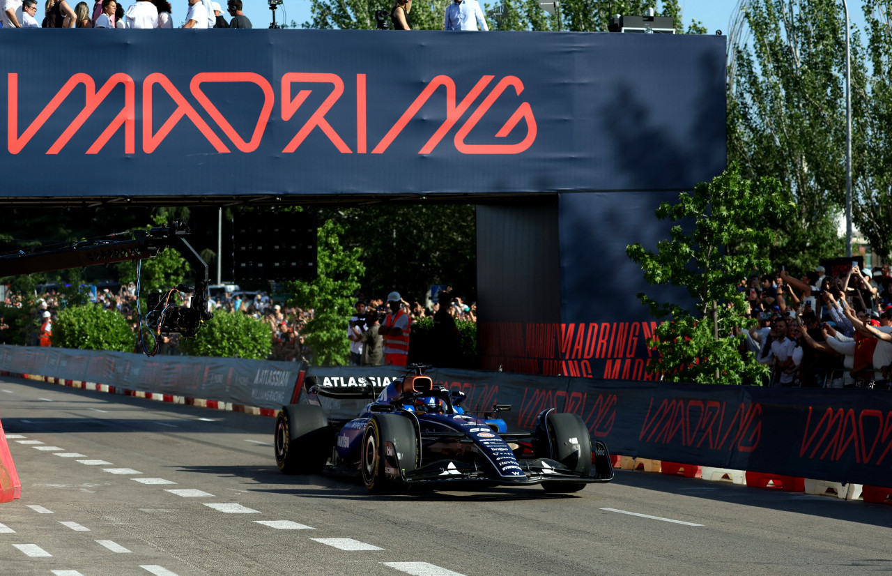 Carlos Sainz en una exhibición en el circuito callejero de Madrid de Fórmula 1. Foto: REUTERS/Isabel Infantes