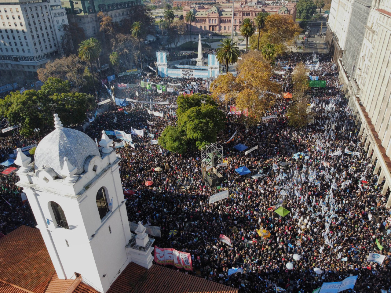 Las columnas de Simpatizantes y militantes que arribaron a Plaza de Mayo, en el marco del acto convocado en respaldo a Cristina Fernández. FOTO: JUAN FOGLIA/NA.
