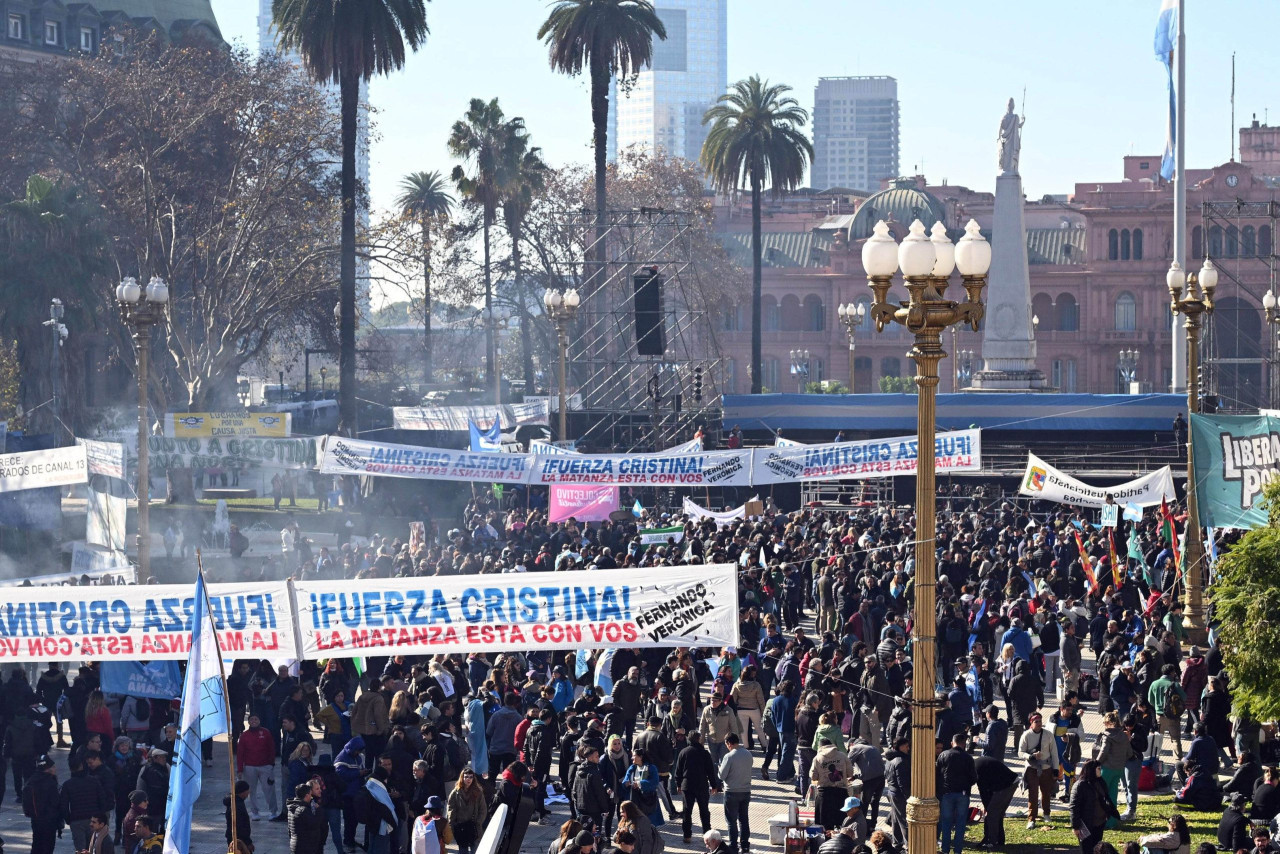 Las columnas de Simpatizantes y militantes que arribaron a Plaza de Mayo, en el marco del acto convocado en respaldo a Cristina Fernández. FOTO: JUAN FOGLIA/NA.