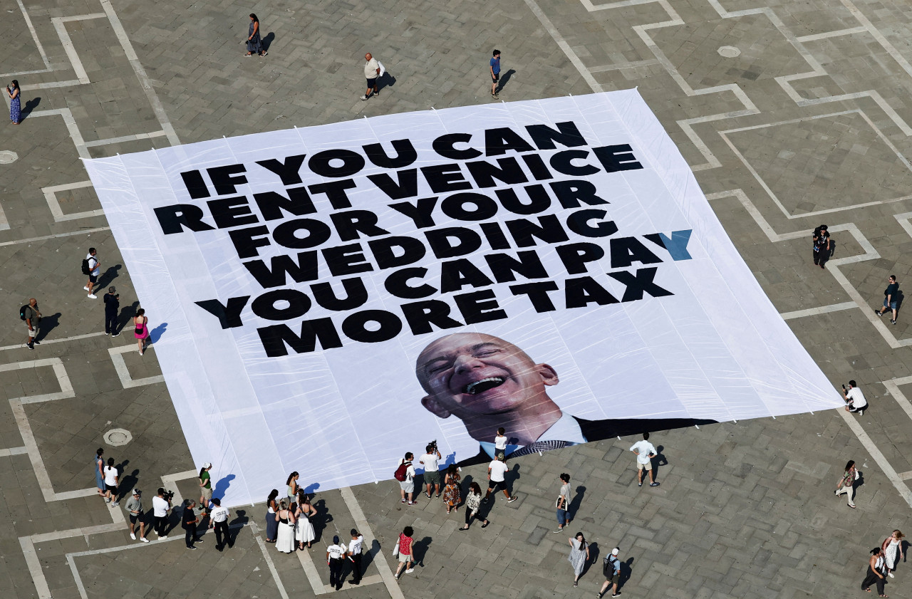 Protestas contra la boda de Jeff Bezos en Venecia. Foto: Reuters/Yara Nardi.